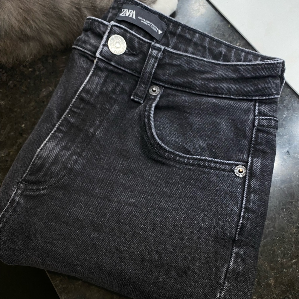 ZARA HIGH RISE STRAIGHT JEANS size 2! RAN SMALL ON ME. Condition 7/10